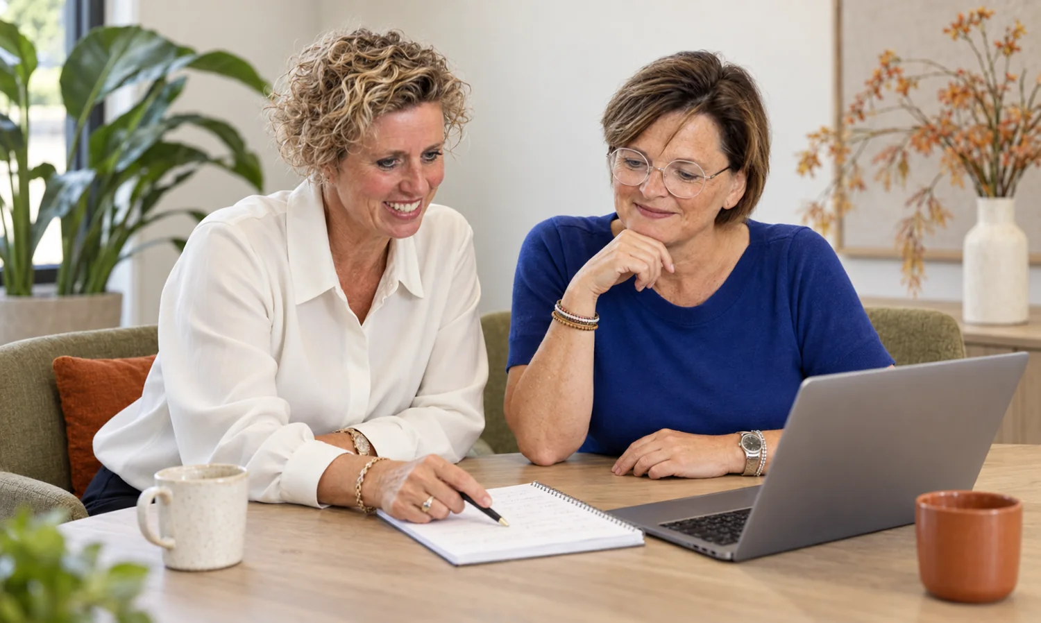 AI-impressie van Carin en Christa die samen een dossier bespreken aan tafel